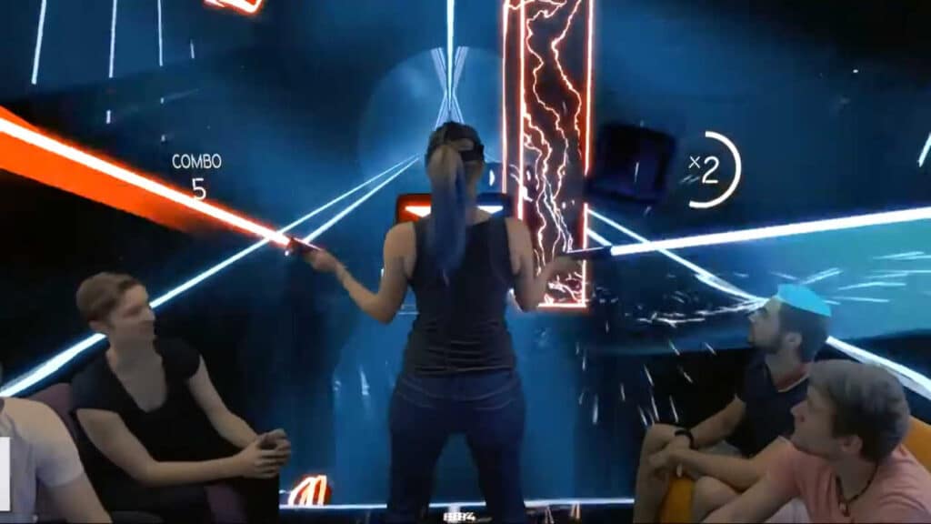 Eine Frau spielt Beatsaber in VR in der VirtuaLounge Braunschweig