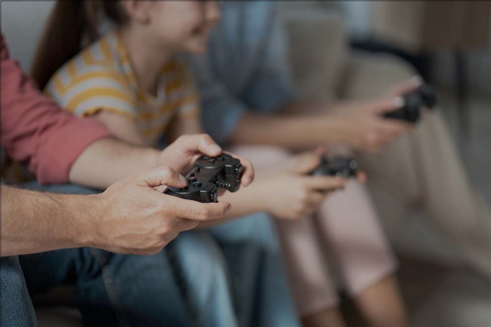 Kinder an einer Konsole spielen gemeinsam bei einem Klassenausflug