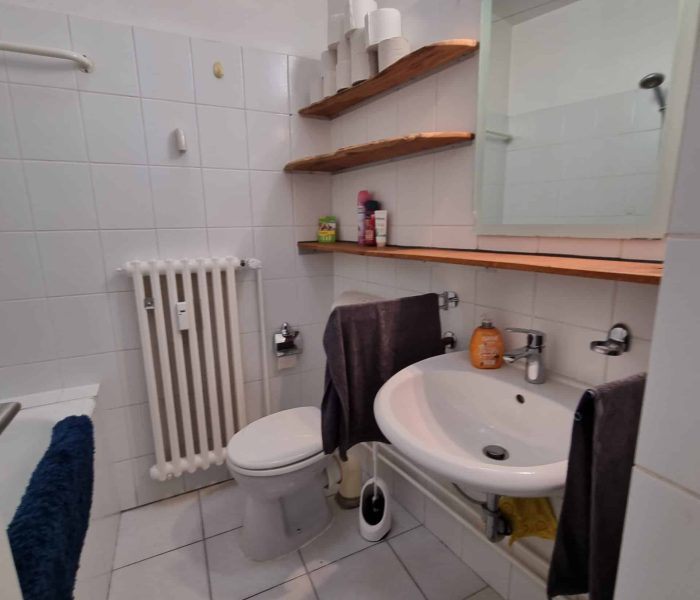 Badezimmer mit Badewanne, Dusche und Spiegel für den Aufenthalt in der Gaming LAN Wohnung in Braunschweig