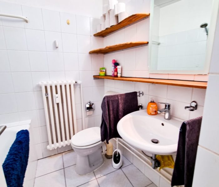 Badezimmer mit Badewanne, Dusche und Spiegel für den Aufenthalt in der Gaming LAN Wohnung in Braunschweig