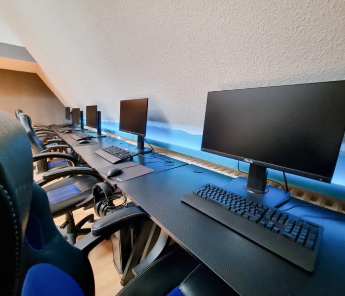 Schwarze Gaming Tische und Stühle stehen bereit mit Gaming PCs zum Zocken in der LAN Wohnung in Braunschweig