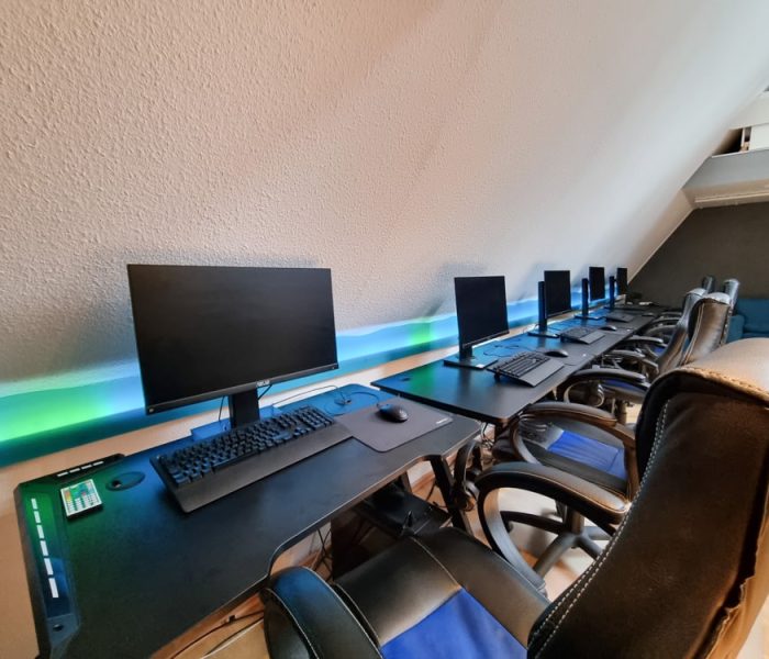Schwarze Gaming Tische und Stühle stehen bereit mit Gaming PCs zum Zocken in der LAN Wohnung in Braunschweig