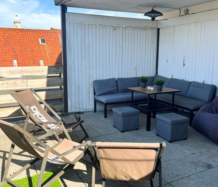 chillige Dachterrasse mit Grill, Couch und Stühlen im herzen Braunschweigs