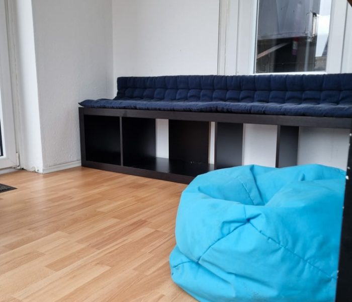 gemütliche und einladende Sitzecke zum entspannen und quatschen während des Aufenthalts in der LAN Wohnung der VirtuaLounge Braunschweig